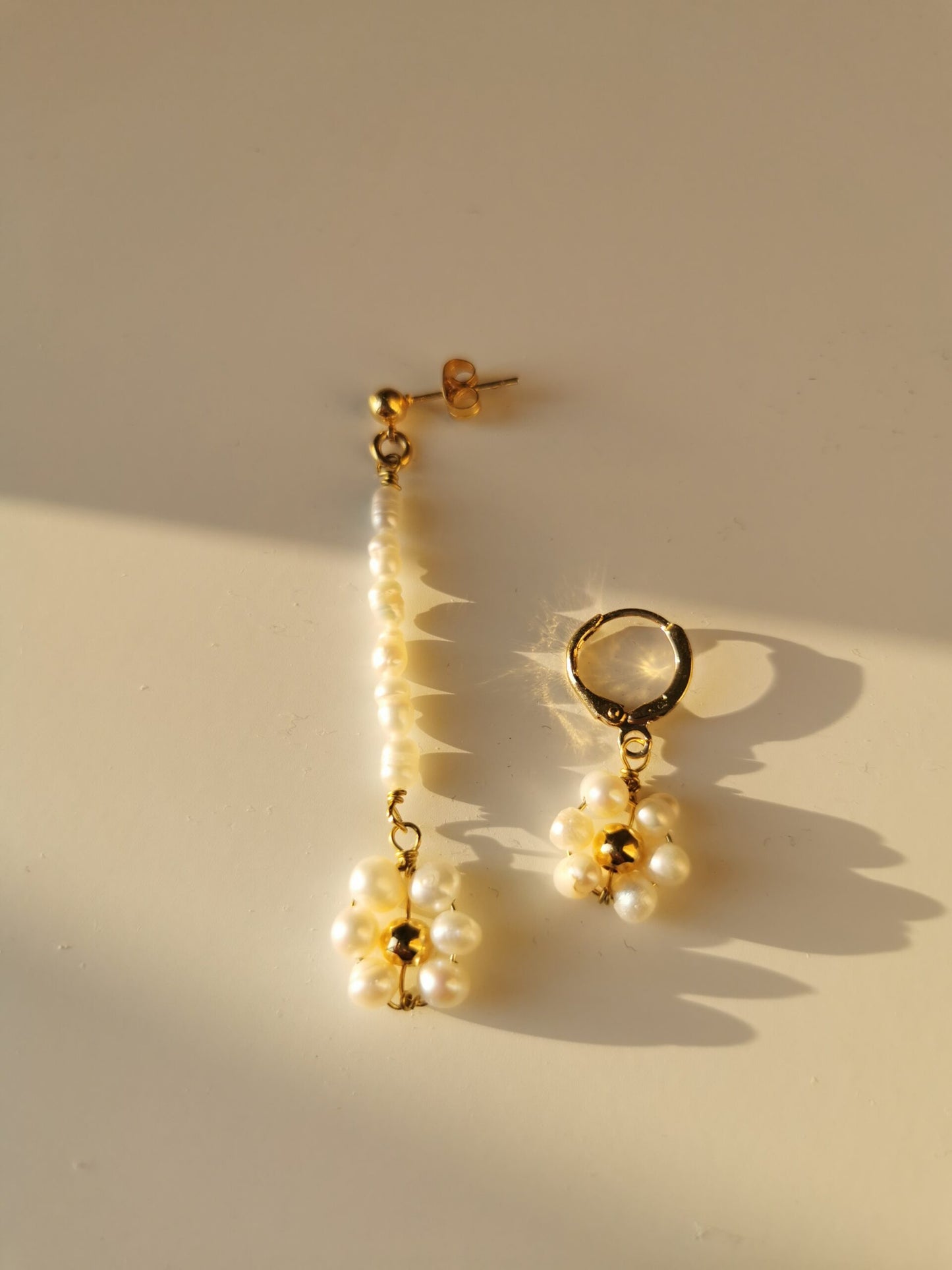 Asymmetric pearl daisy earrings