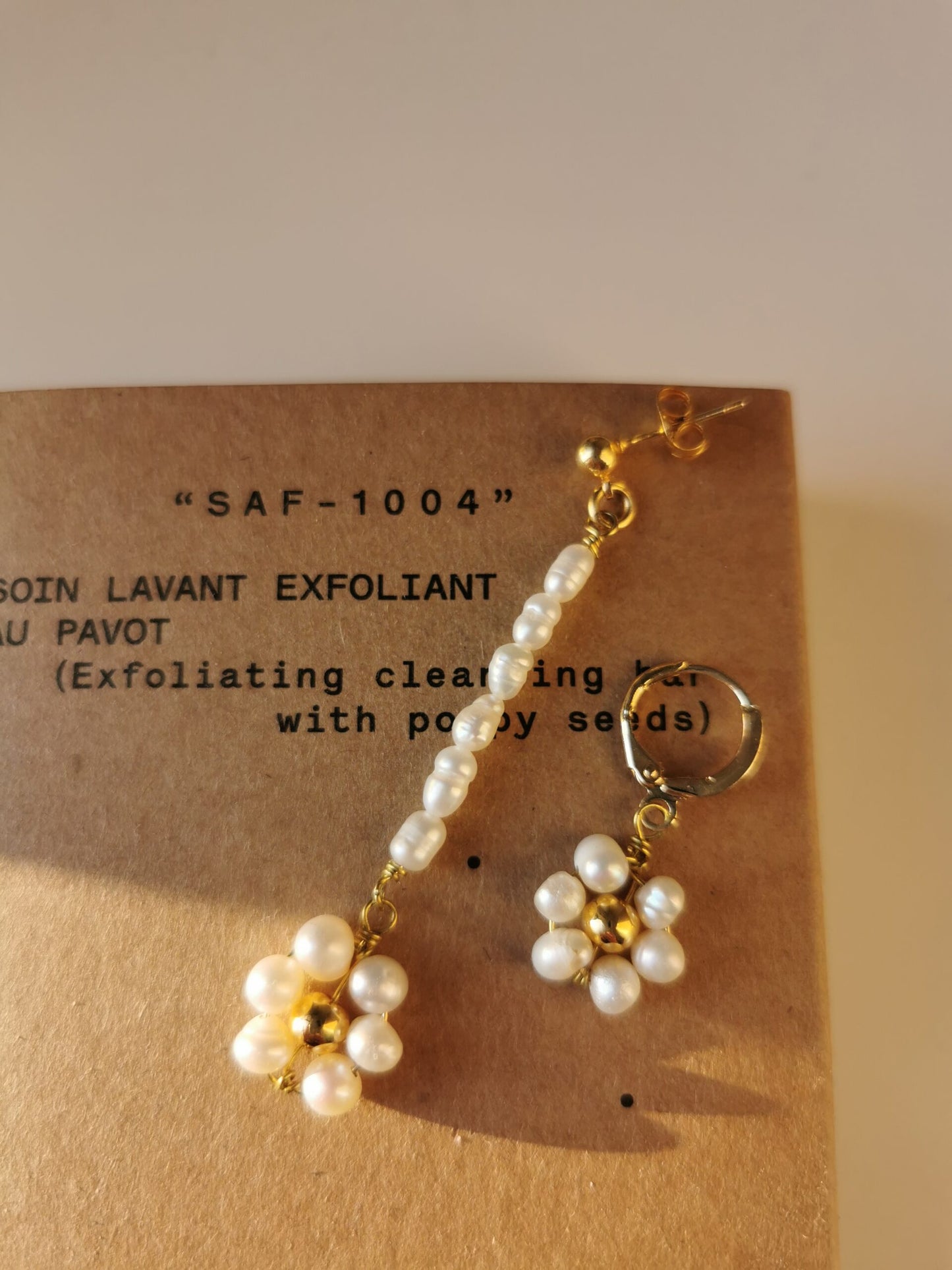 Asymmetric pearl daisy earrings